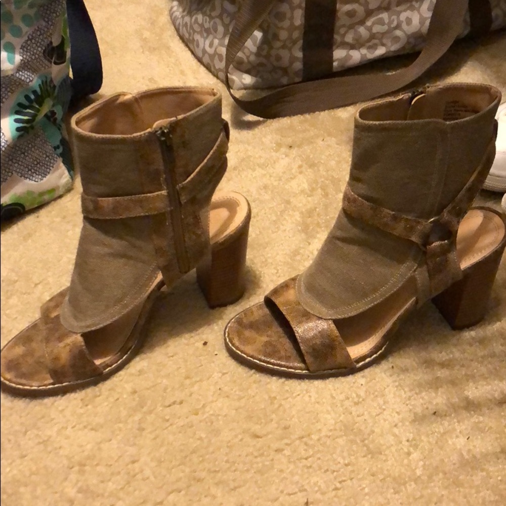 Heels - Picture 2 of 4